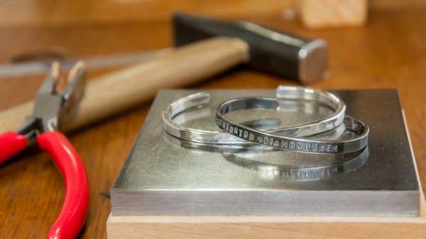 手作りシルバーバングル　槌目とスタンプ