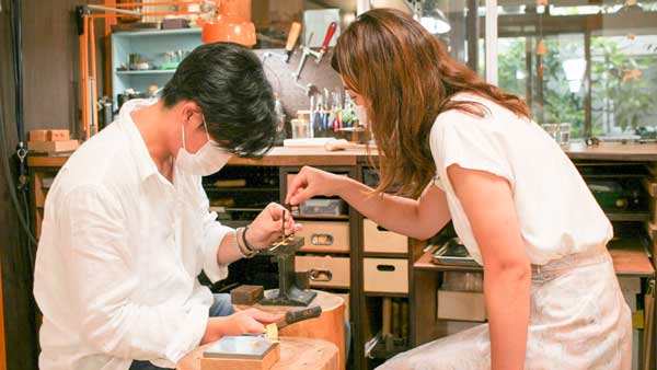 バングルにスタンプを打つ