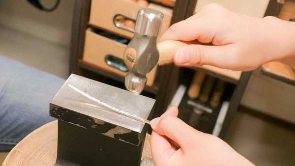 槌目模様を付ける