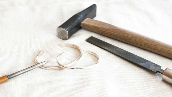 叩いて、曲げて、サイズに合わせて作る手作りシルバーバングル