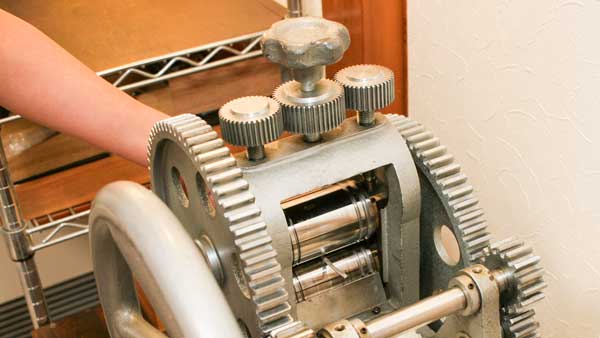 銀の棒をローラーにかける