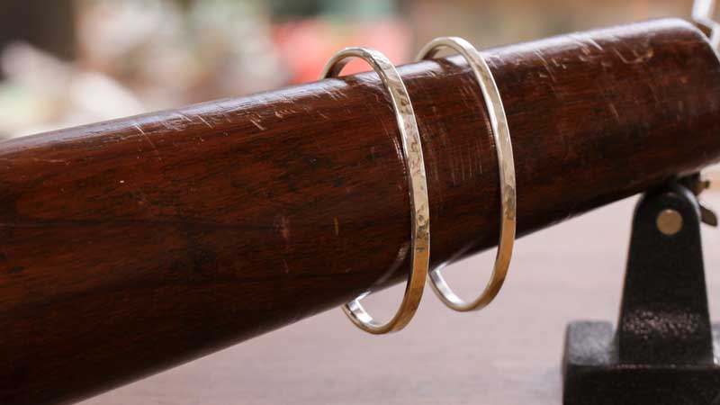 手作りシルバーバングル　槌目とスタンプ