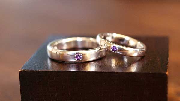 指輪外側の誕生石