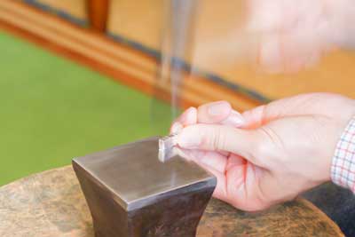 金床の上で銀の棒をたたく