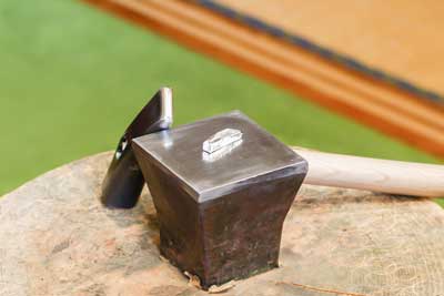 金づちでしっかりたたいて銀を延べる