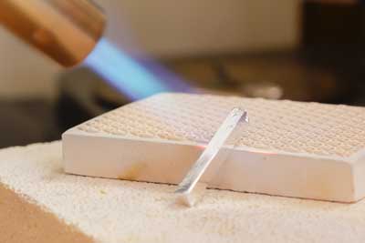 銀の焼き鈍し作業