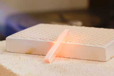 バーナーで赤くまるまで加熱する