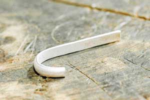 銀の棒を丸める