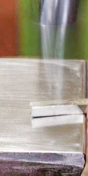 彫金体験　金づちで銀塊をたたいています