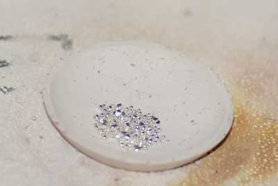 笹吹きを皿チョコに入れる