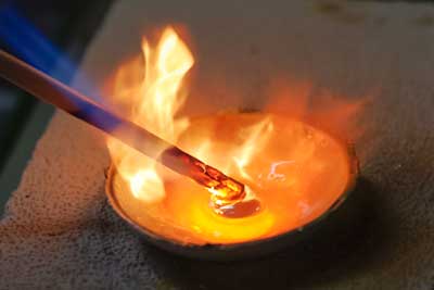 黒鉛棒などで脱酸