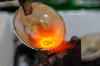 湯取りばしで皿チョコをつかみ、アケ型へ