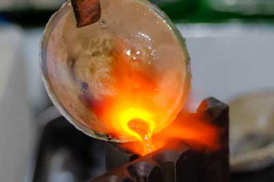 銀の温度を下げないように、炎を当てたままあけ型へ流し込む