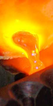 溶けた銀を流し込む