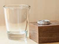 いぶし液（原液）と小さな容器、温水の3点を用意します