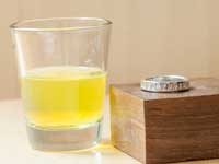 明るい黄色の液体の完成とともに、硫黄の温泉の香りが立ちあがる