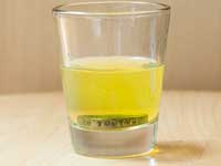 シルバーリングをいぶし液に漬けこむ