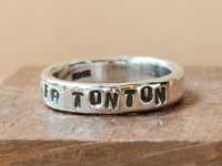 研磨剤を付けた布で指輪をゴシゴシ磨く