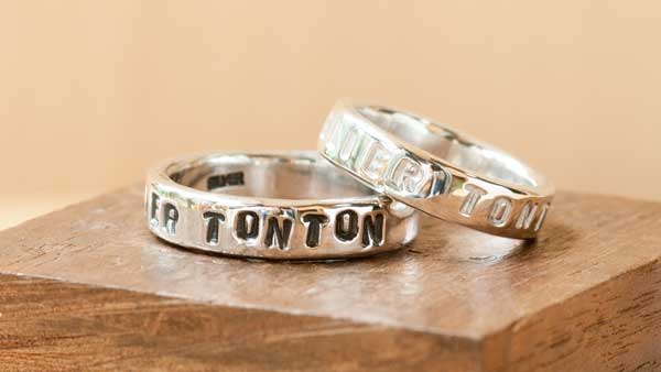 下書きした文字に合わせて、刻印を打ち込みます。