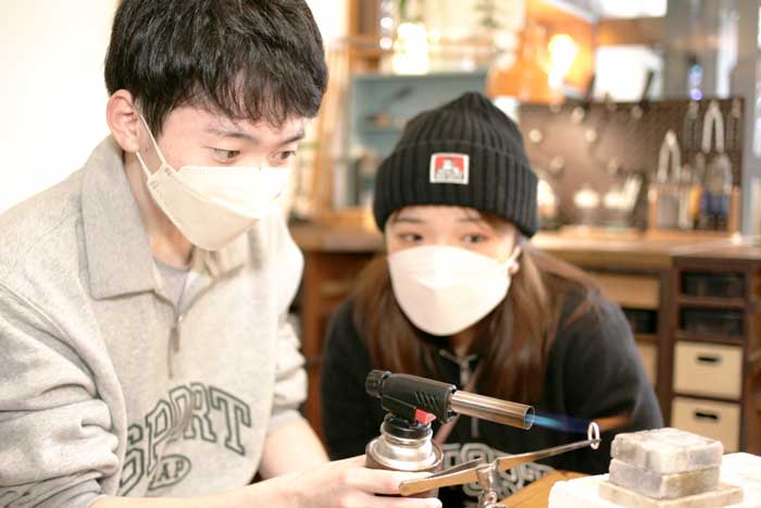 指輪をロウ付けします