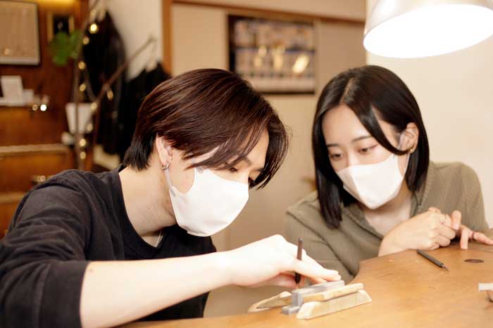 指輪を丁寧に磨きます