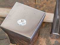 金床の上でたたく