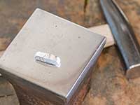 金槌でたたき、棒状に伸ばす