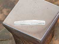 中央付近を厚めに、両端に向かって徐々に細く薄く調整