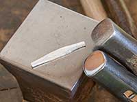 表面を凸凹の荒れた雰囲気にする