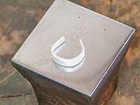 指輪の形に丸める