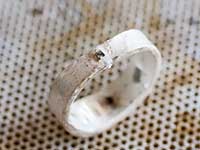 フラックスを塗り、ロウを乗せる