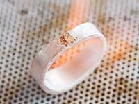 ガスバーナーで加熱し、ロウを溶かす