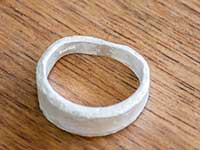 ロウに、ヤスリをかけるきれいに