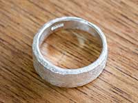 リング内側の角を丸くするために、ヤスリをかける