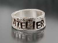 表面に刻印した指輪