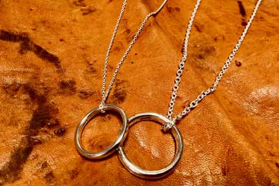 シルバーチェーンにリングを通す