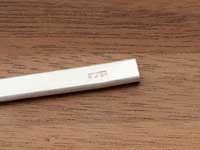 指輪の内側になる面に、「SILVER」の刻印を打ちます。