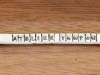 下書きした文字に合わせて、刻印を打ち込みます。