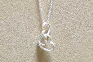 ３連のハートペンダント