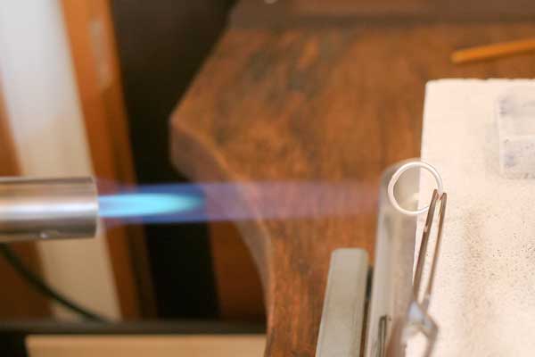 ガスバーナーで熱してリングの合わせ目をロウ付け