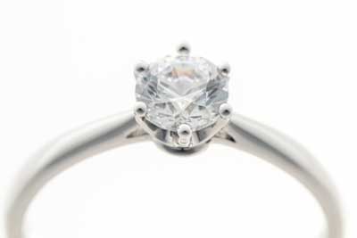 0.5カラットダイヤモン婚約指輪の予算