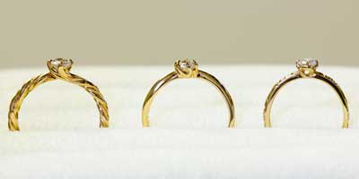 エンゲージリング　個性的な爪留