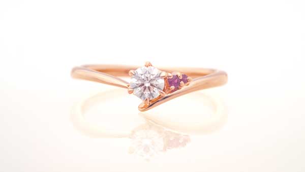 サイドのルビーとピンクゴールドがダイヤモンドを引き立たせるすごくかわいいエンゲージリング