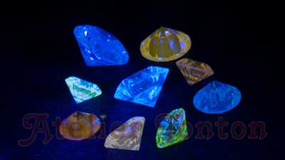 蛍光性のあるダイヤモンド