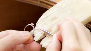 リングのキズをとるヘラがけ