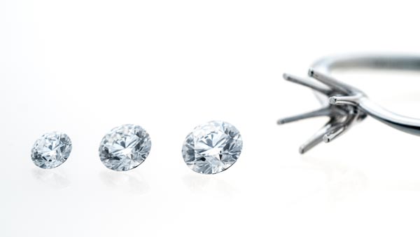 婚約指輪のダイヤモンドのカラットを選ぶ