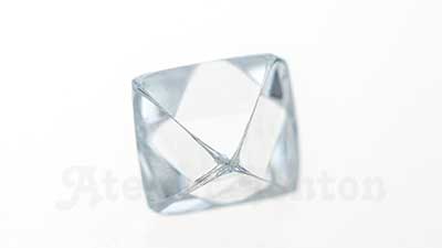 カット、研磨前のダイヤモンド原石