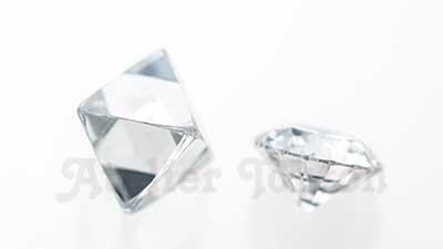 ダイヤモンド原石とカット済みルース