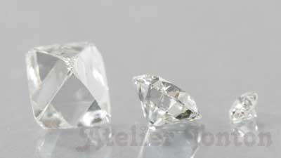 原石とカット済みダイヤモンド