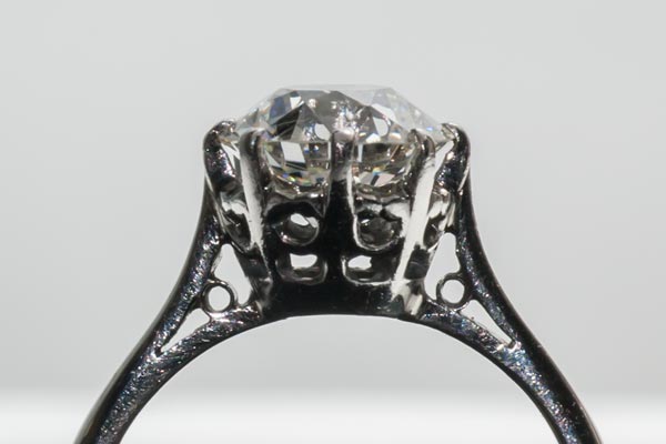 洗浄後はダイヤモンドの裏側も綺麗です